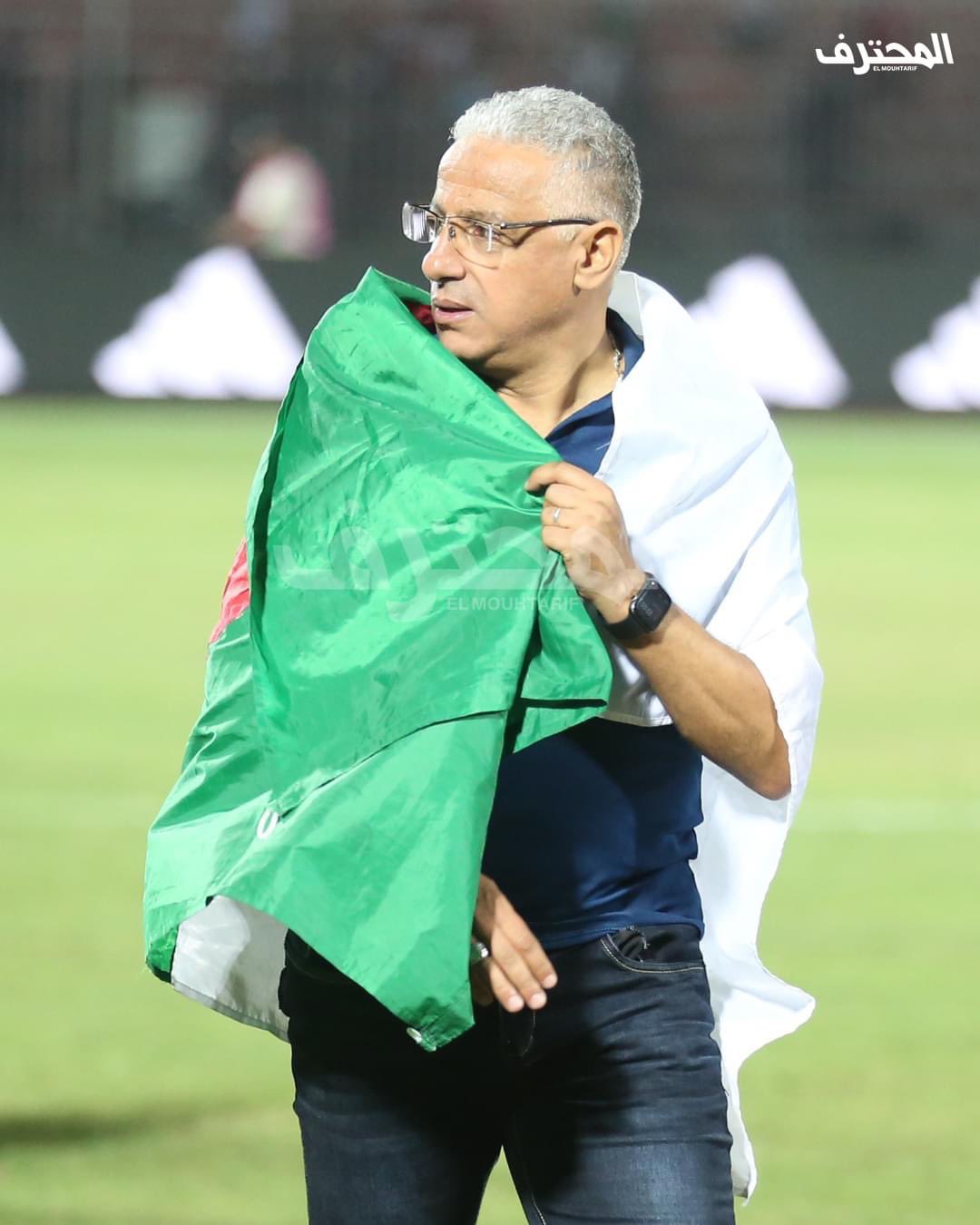 Le sélectionneur de la Tanzanie Amrouche célèbre la qualification de l’Algérie avec le drapeau algérien - Algérie