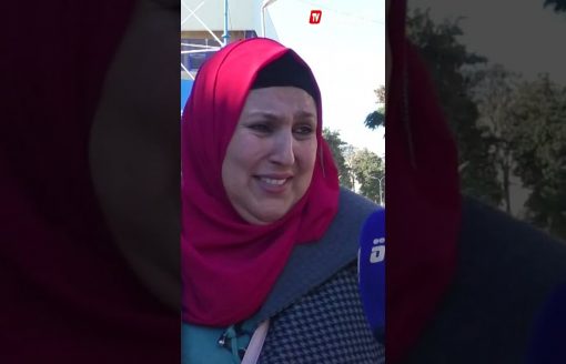 مواطنة تبكي بشدة تأثرا بفلسطين.. و إبنها في رده فعل غير متوقعة !! شاهدوا ماذا فعل