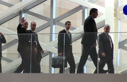 رئيس الجمهورية عبد المجيد تبون يلقي التحية على الصحافيين