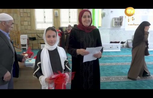 صامو لأول مرة  تكريم أطفال مدرسة البراءة لصيامهم  و إعطائهم درس خاص من قبل إمام المسجد عمر بن زاوي
