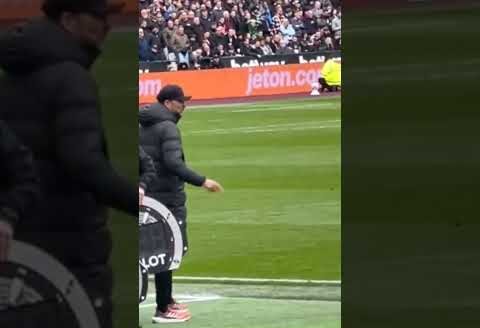 The full shot between Mohamed Salah and Jurgen Klopp اللقطة كاملة بين محمد صلاح و يرغن كلوب