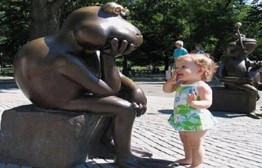 13 صورة طريفة لبراءة الأطفال مع التماثيل
